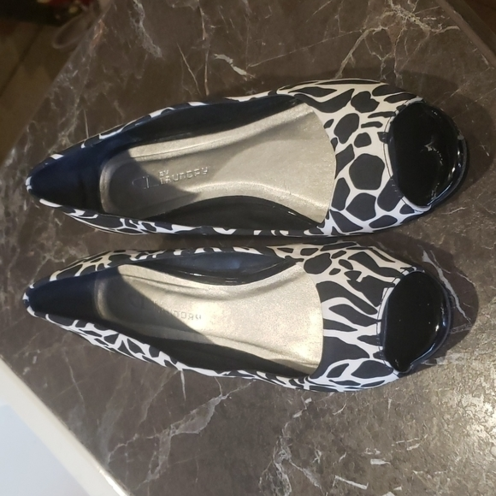 Black and white open toe sandals size 8 1/2‎ M